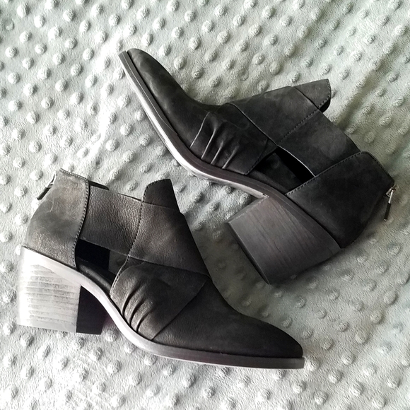 NWOB Eileen Fisher Walt Cross Strap Black Bootie - Picture 1 of 9